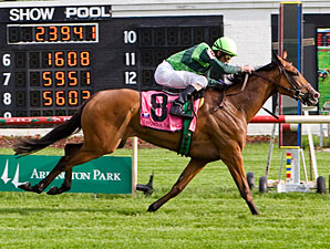 Bay to Bay wins the 2010 American 1000 Guineas.
