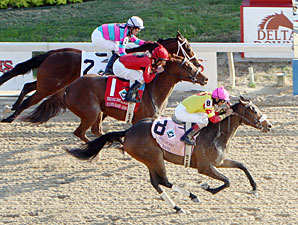 Bouquet Booth wins the 2010 Delta Downs Princess.