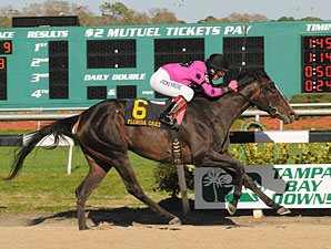Diva Delite wins the 2010 Florida Oaks.