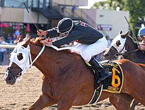 Fersmiley wins the 2013 Banjo Picker Sprint Stakes.