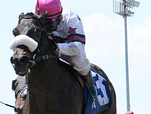 Gantry wins the Duncan Kenner Stakes.