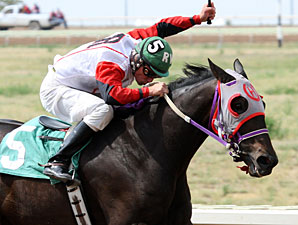 Hezamazing wins the Front Range.