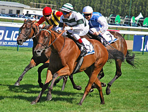 Immortal Verse (green/white silks) wins the Prix Jacques Le Marois, upsetting Goldikova (blue/white silks).