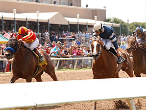 Irish Gypsy, left, beats Cosmo Girl, right, in the Valid Expectations.