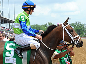 Juanita wins the 2012 La Troienne.