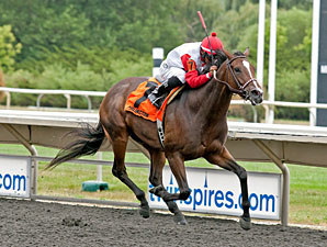 La Tia wins the 2012 Arlington Oaks.