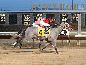 Lakotadreamcatcher wins the 2013 Pat Whitworth Illinois Debutante Stakes.