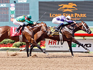 Lil Cherokee wins the 2011 TTA Sales Futurity Colts and Geldings Division.