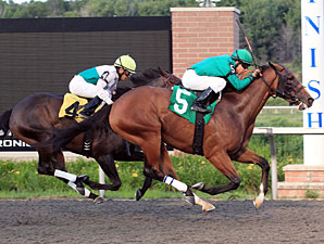 Lucky Lewis wins the 2011 Lil E Tee Handicap.