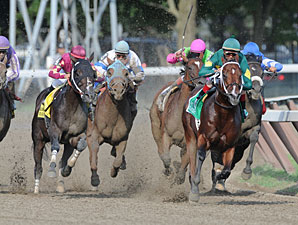 Majesticperfection wins the 2010 Vanderbilt.