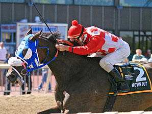 Movin' Out wins the 2010 PHBA Classic.