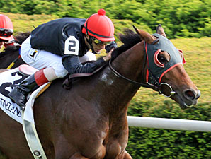 Point of Entry wins the 2012 Elkhorn.