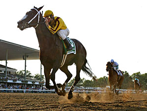 Rachel Alexandra wins the 2010 Lady's Secret.