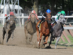 Secret Gypsy wins the 2010 Honorable Miss.