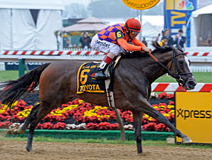 Summer Applause wins the 2013 Allaire Du Pont Distaff.