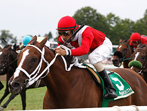 Suzzona wins the 2011 Candy Eclair Stakes.